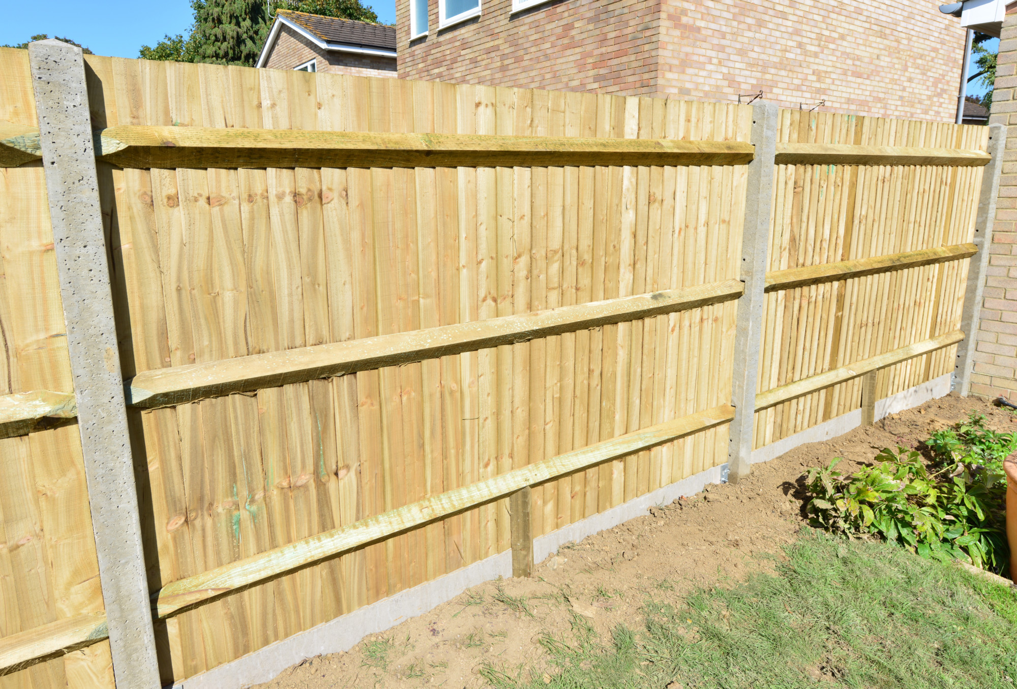 Installing Closeboard Fencing - Clarke Fencing